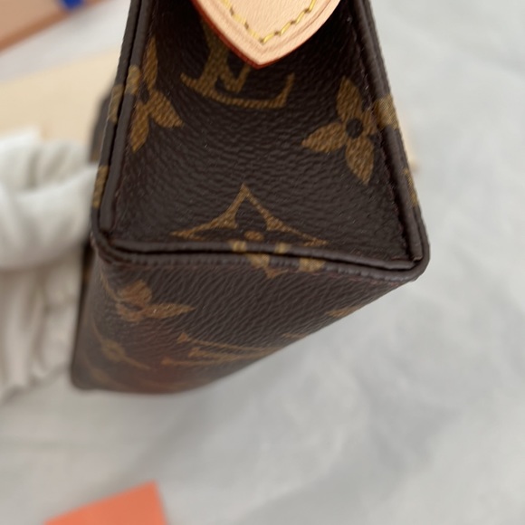 Louis Vuitton Monogram Toiletry 15 - Picture 9 of 12